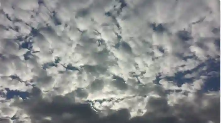 الأرصاد تحذر من موجة حر قوية وغبار وأمطار خفيفة تجتاح 10 مناطق في السعودية وتنبه خاصة سكان الرياض من هذا الخطر 