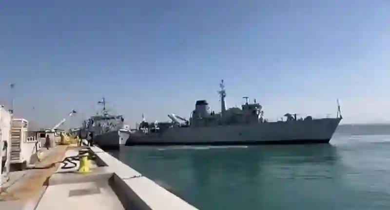 فيديو تصادم سفينتين حربيتين بريطانيتين قبالة سواحل المملكة في الخليج العربي 