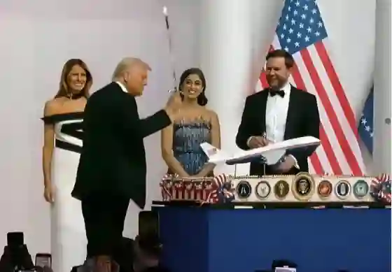 فيديو.. رقصة جديدة تعلمها ترامب في السعودية بالسيف 