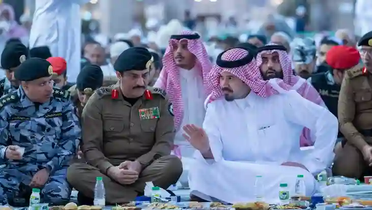 فيديو أمير المدينة يتناول الطعام ويضرب بالخمس مع رجال الأمن أثناء دوامهم في المسجد النبوي 