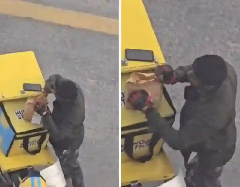 فيديو يشعل السعودية لعامل توصيل من هذه الجنسية يفتح وجبة عميل قبل توصيلها للعميل 