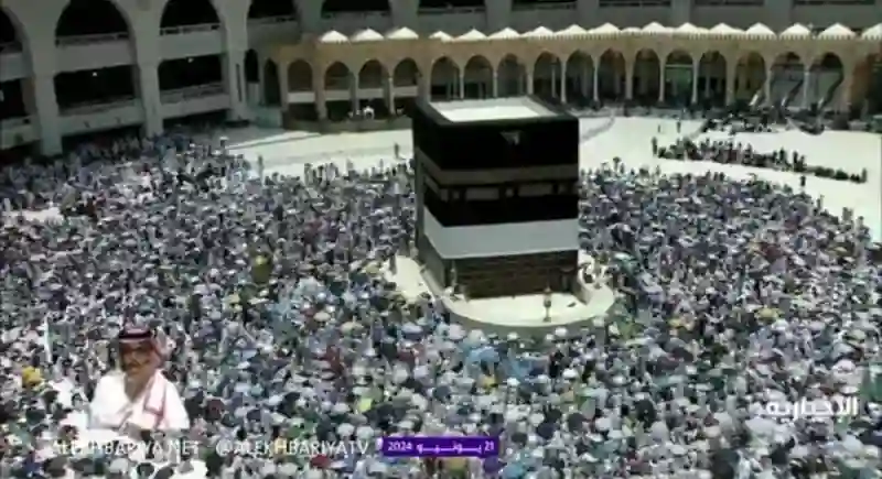 خطيب المسجد الحرام يفجر مفاجأة عن رأيه في تقصير مدة خطبة وصلاة الجمعة الى 15 دقيقة 