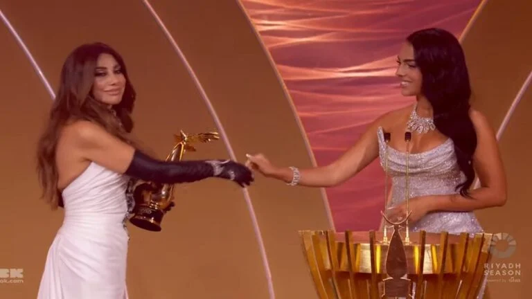 فيديو جورجينا تحرج نجوى كرم أثناء تسليمها جائزة في الرياض 