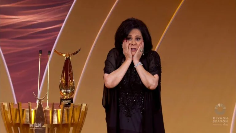 شاهد اسعاد يونس تفجر موجة ضحك بحركة عفوية اثناء تسلمها جائزة في الرياض 