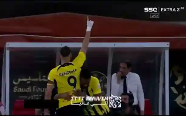 زاوية جديدة للقطة كريم بنزيما التي استفزت جماهير الهلال بعد الرباعية 