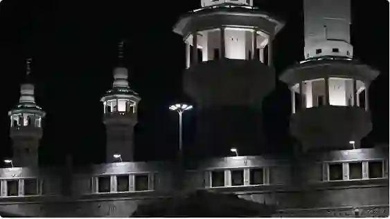 حقيقة لا يعرفها الكثيرون.. منارات المسجد الحرام غير متساوية وهذا هو الفرق في الطول بين أطولها وأقصرها وسبب غريب لعدم تساوي أطوالها 