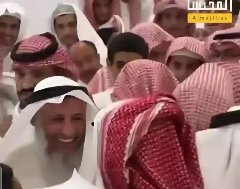 فيديو تجمع آلاف السعوديين في بريدة للسلام على داعية كويتي شهير 