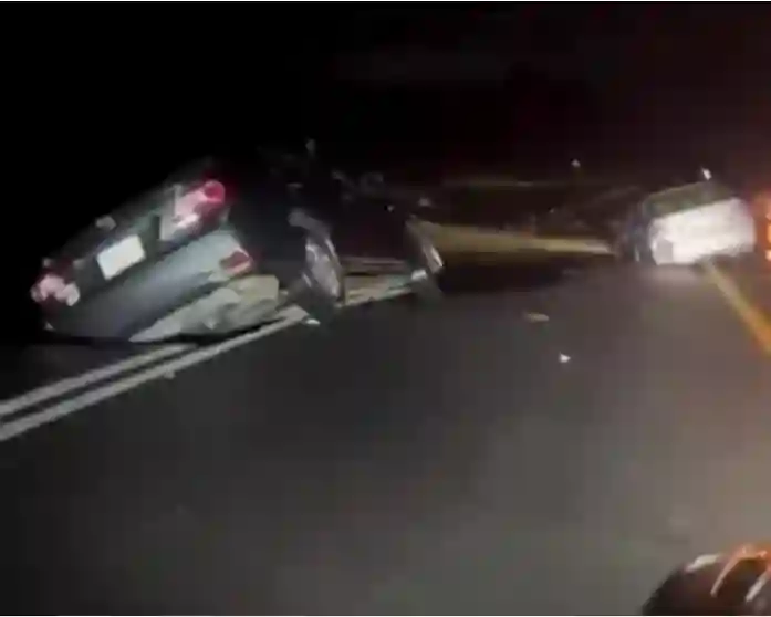 فيديو سيول جارفة تجرف خط سريع في السعودية بما عليه من سيارات 