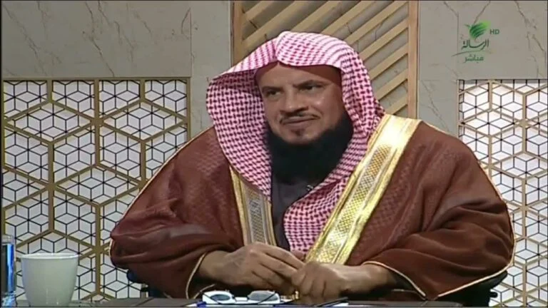 هل يجوز الصلاة بالعدسات الملونة؟ فتوى كاملة من الشيخ السبر 