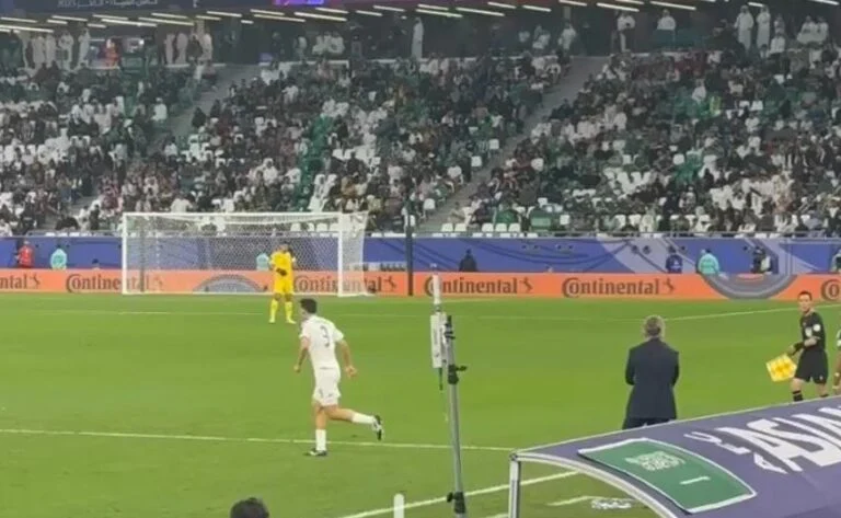 الفيديو الكامل لحظة استفزاز الطاقم الفني لمنتخب تايلاند لعلي البليهي وردت فعله المحرجه 