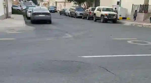 مشهد مروع لانشقاق الأرض من تحت السيارات في مكة المكرمة وخبير يكشف عن السبب 