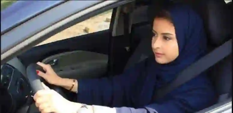 المرور يعلن رسمياً السماح للفتيات أقل من 17 عام بقيادة السيارة في السعودية بهذا الشرط فقط 