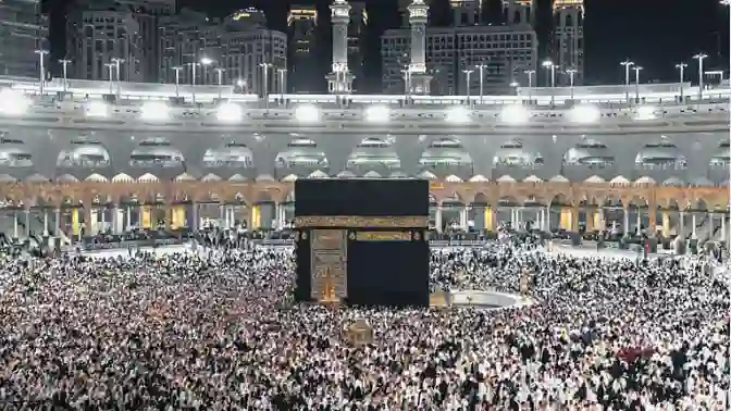 السعودية تكشف عن تسهيلات جديدة رفعت أرقام المعتمرين في رمضان 1446 لهذا الرقم التاريخي 