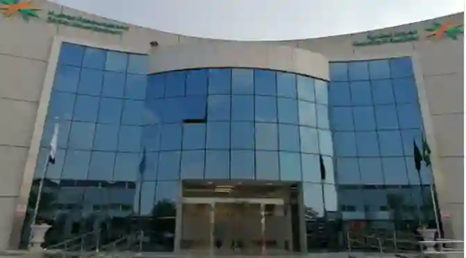 السعودية تمنح هذه الفئات من المقيمين في السعودية مهلة 6 شهور فقط لمغادرة المملكة بشكل نهائي والموارد البشرية تكشف عن السبب 