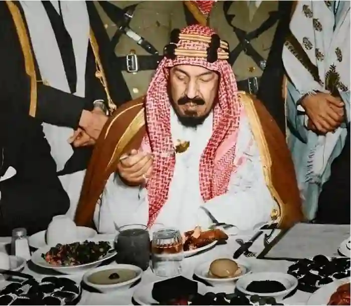 شاهد الطبق المفضل للملك المؤسس عبد العزيز بن عبد الرحمن ال سعود في مأدبة عشاء كبيرة 
