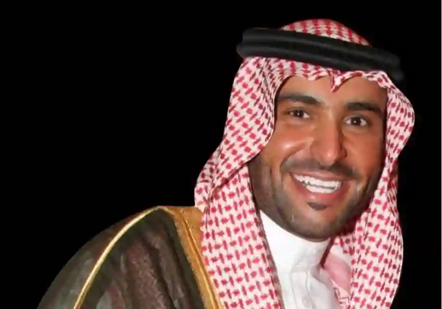 الفيديو الكامل مفاجأة حول الشخص اللي ظهر وراء يزيد الراجحي عند الاعلان عن تحدي العشرة مليون على العطور 