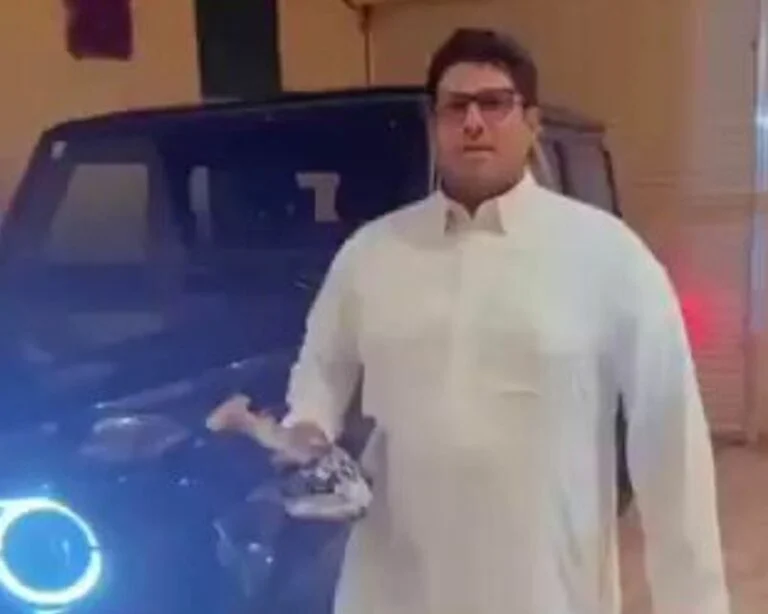 فيديو: شاب سعودي يهدي طبيب عُماني أفخم سيارة من مرسيدس بنز بعد أن عالجه من هذا المرض القات