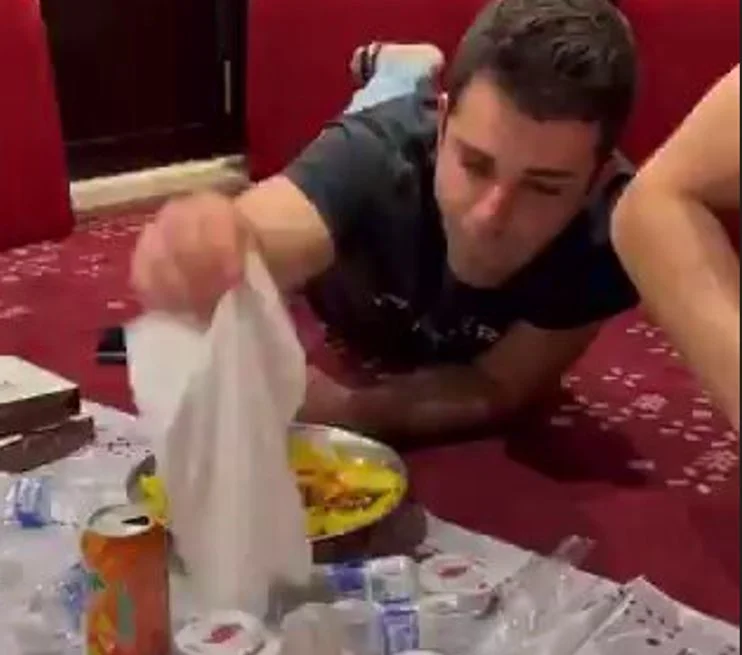 فيديو لاعبون محترفون أجانب في السعودية يتناولون الكبسة بطريقة أشعلت الغضب في المملكة 