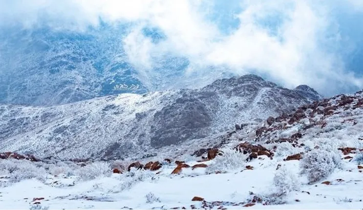 عاجل: تحذير هام  لسكان 3 مناطق سعودية من موجة تساقط للثلوج تغطي الشوارع والطرقات 