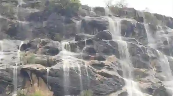 شاهد.. هذا المكان في عسير اجتذب السياح من جميع مناطق السعودية والخليج بسبب المعجزة التي تحدث فيه كل يوم 