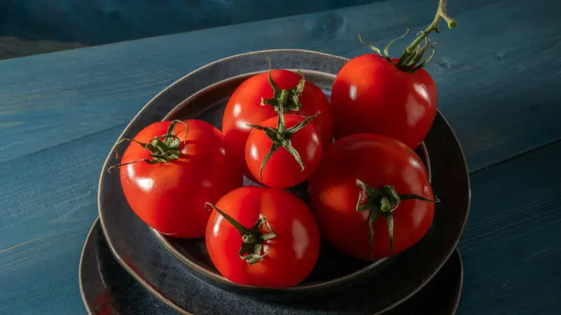 سر اللون الأبيض الذي يظهر على الطماطم وهل هو سام؟