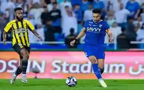 الاتحاد يفجر مفاجأة حول رأيه في حكم مواجهة الهلال